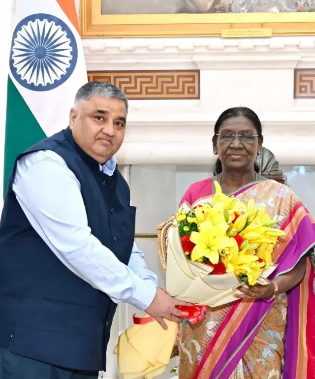 Rajesh Agrawal offering yellow lilies to President Droupadi Murmu